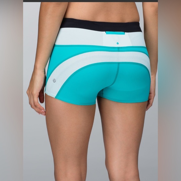 35. Lululemon Water‎ Bound Shorts Blue Topic Aquamarine Black Reversible sz8 - Picture 1 of 4
